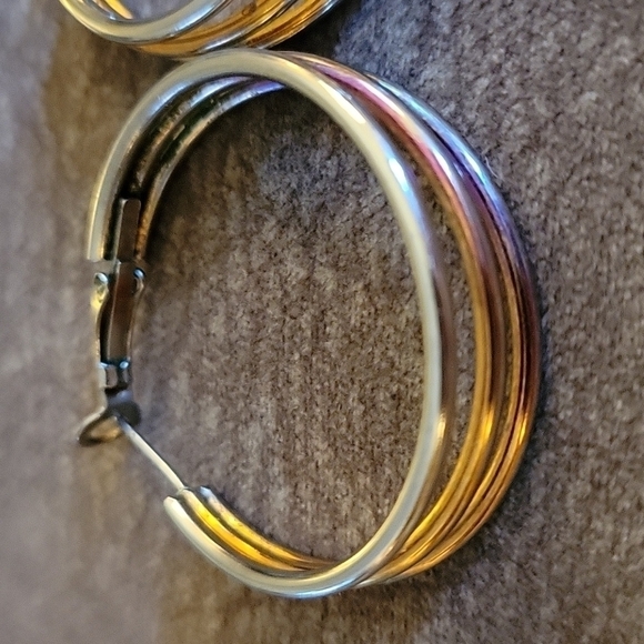 3/$30 VTG Extra Large Three Hoop Huggie Earrings - Picture 4 of 6